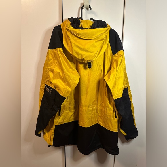 VINTAGE WOMENS MOUNTAIN HARDWEAR JACKET - Picture 2 of 9